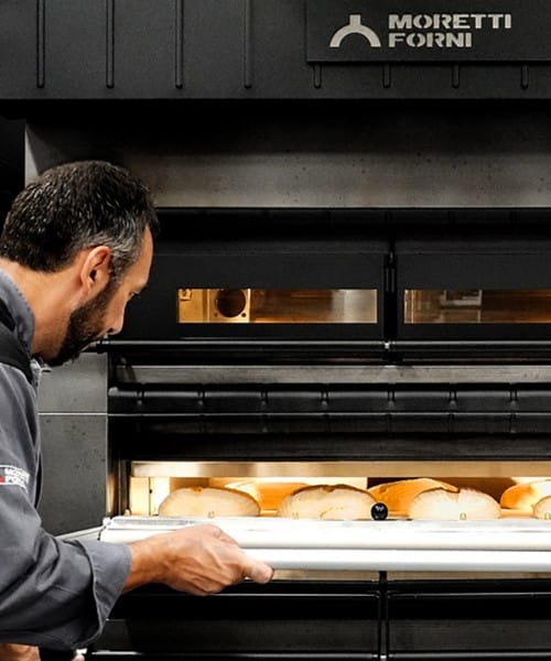 serie s bakerovn ovn til bakeri mann som setter inn brett med boller