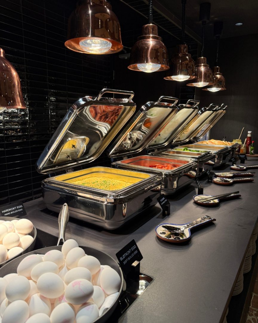 Radisson Blu Oslo Plaza chafing dishes med omelett egg varm mat storkjøkken