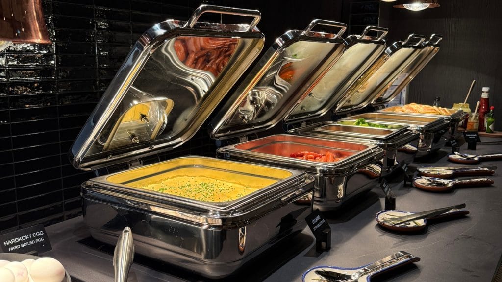Radisson Blu Oslo Plaza buffe kantine chafing dish med varm mat