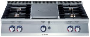 700xp Koketopp i støpejern 1 sentral brenner (3,8 kW) plassert i midten med 2 bluss (2×5,5 kW) på venstre side og 2 bluss (2×5,5 kW) på høyre side 1200 mm 700XP serie