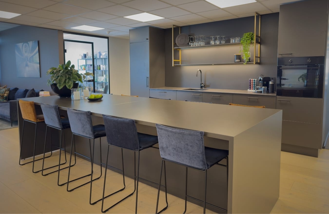 Etain kontor kjøkken fellesområdet kjøkkenøy med barstoler