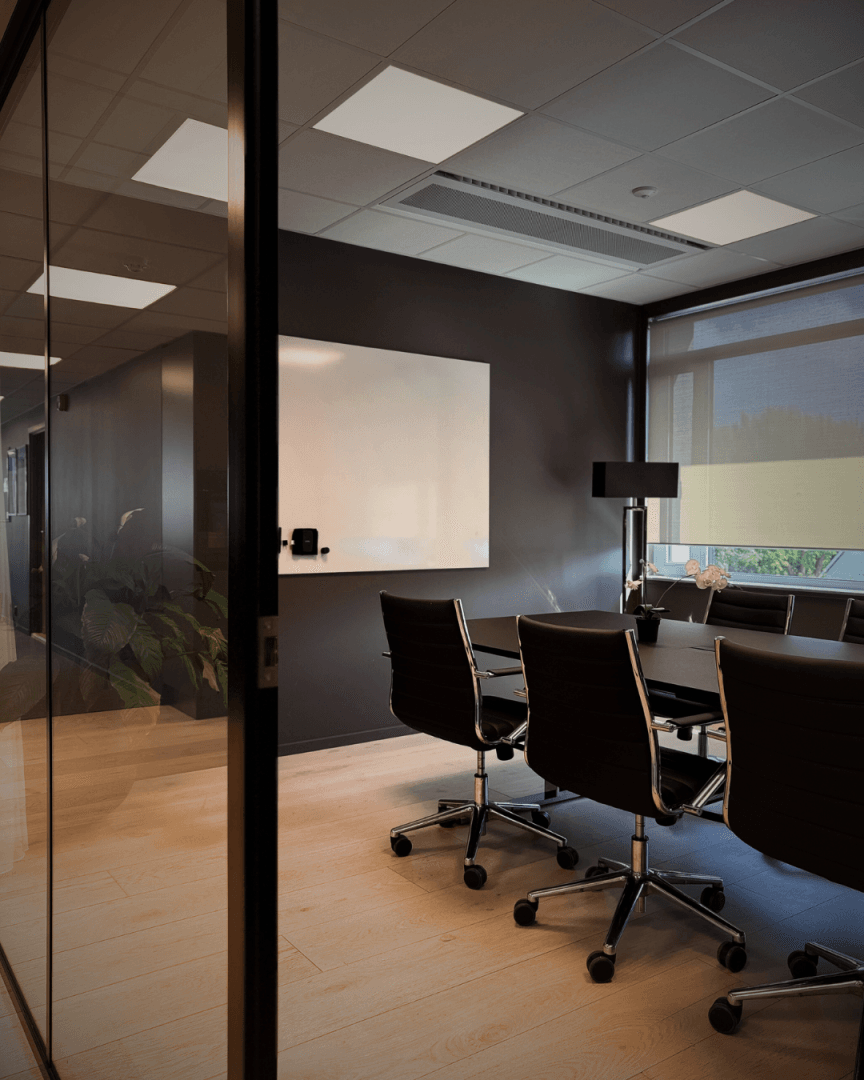 Etain kontor møterom kontorstoler innredning