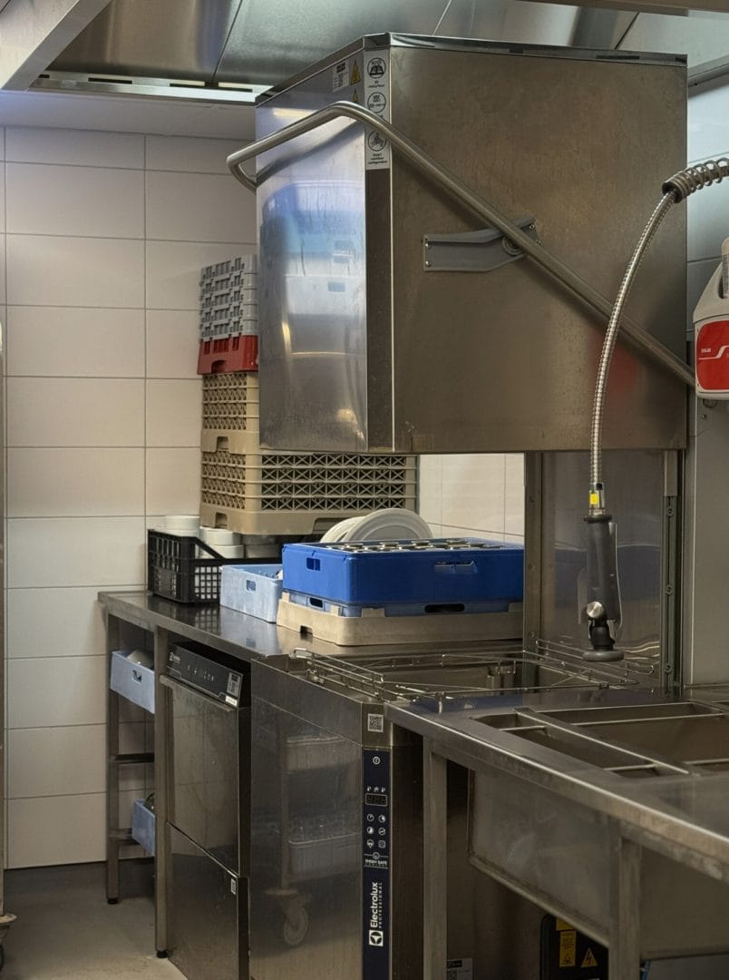 Hetteoppvaskmaskin i oppvaskrom ved en restaurant i Tønsberg