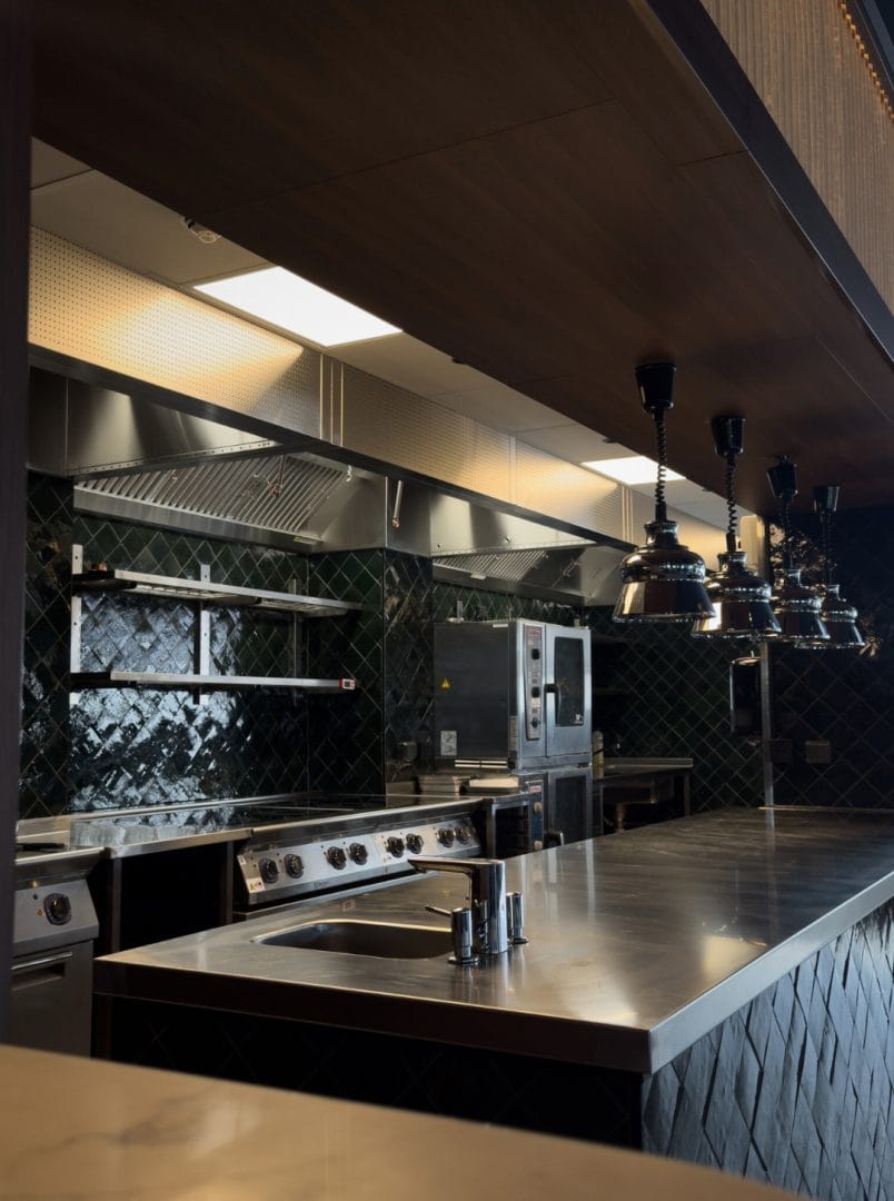 Grenseløs Restaurant skrå vinkel med Storkjøkken og kjøkken innredning interiør (5)