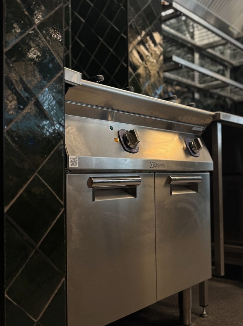 frityrkoker fra electrolux professional plassert i et storkjøkken