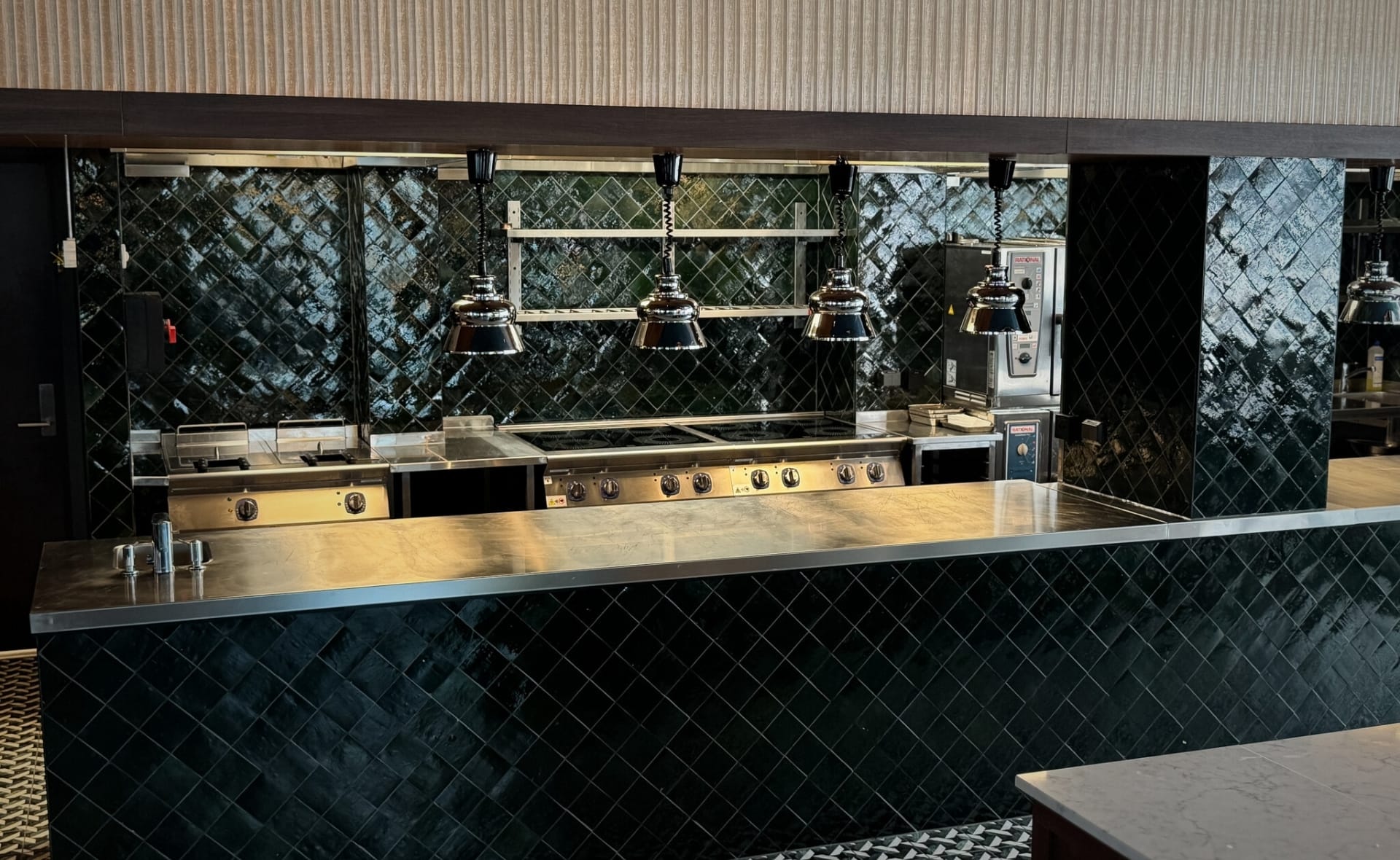 Grenseløs restaurant storkjøkkenutstyr grønne fliser industrikjøkken tønsberg