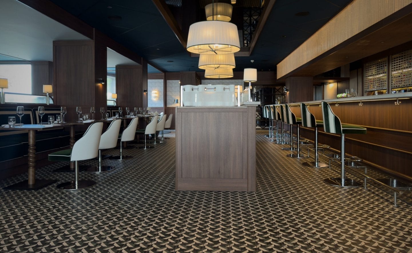 Grenseløs restaurant bar bespisning interiør med stoler og bordplater belysning i taket