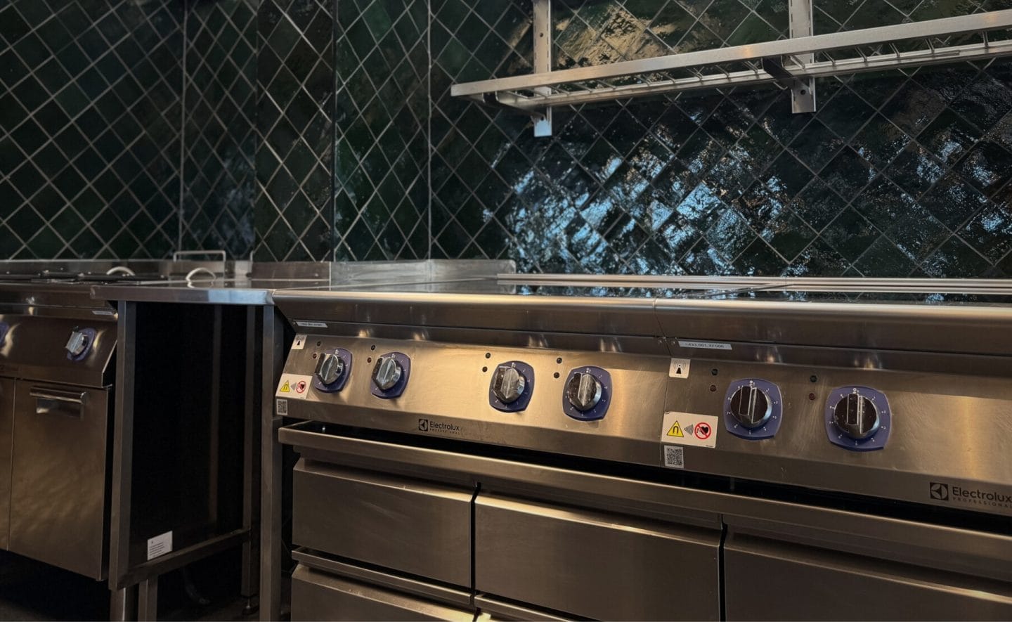 Electrolux professional koketopper med kjøleskuffer under storkjøkkenutstyr til restaurant