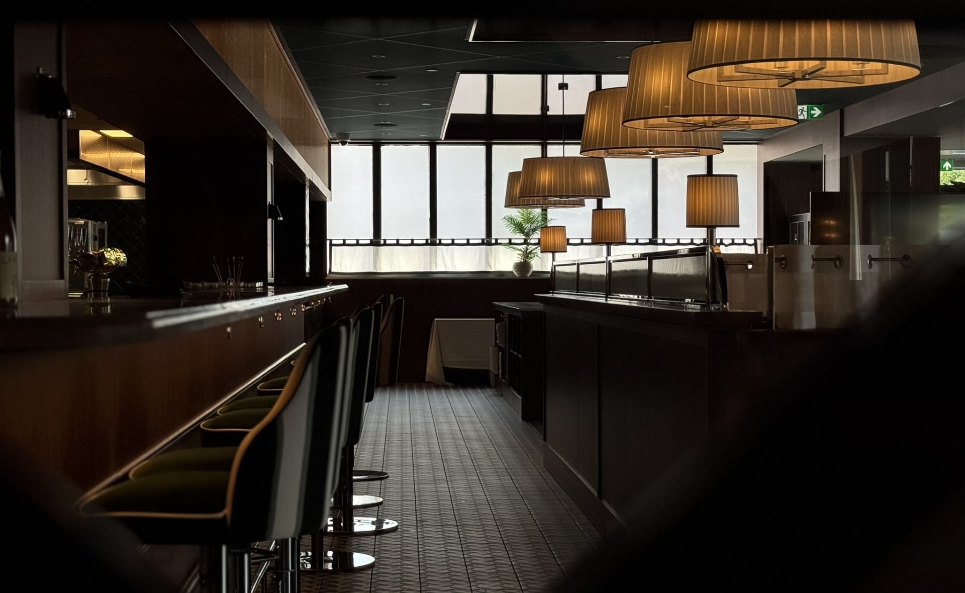 Grenseløs restaurant gjennom glassdør interiør bar og interiør