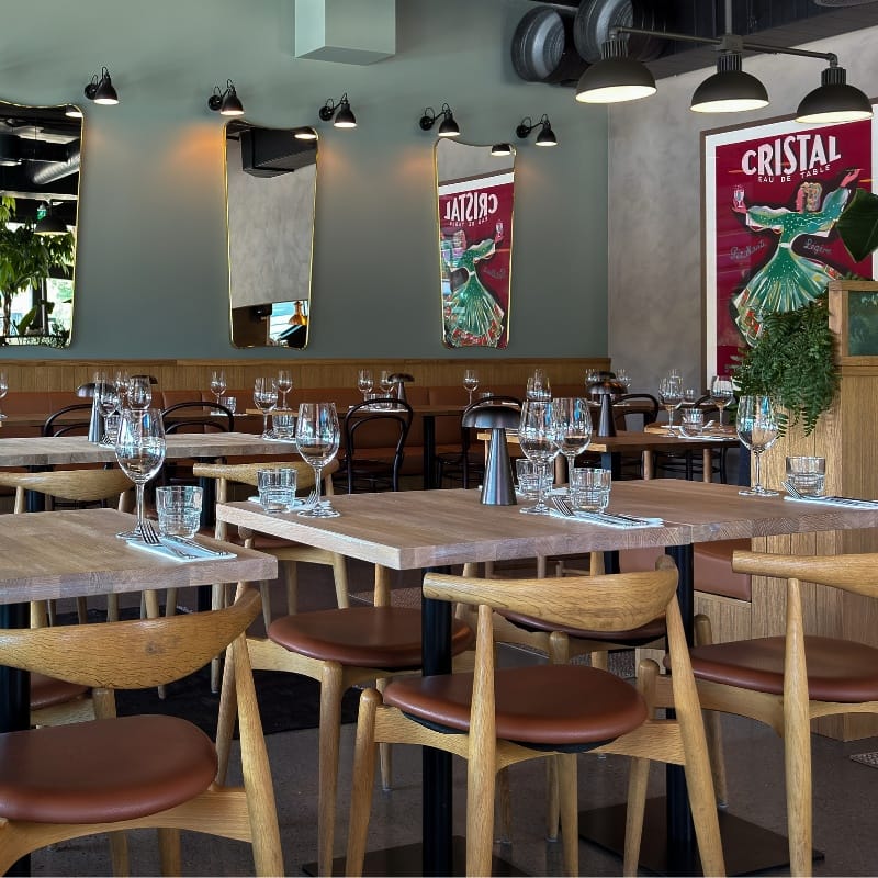 colletts restaurant matbar interiør møbler stoler og bord