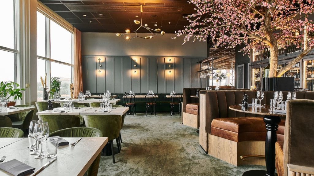 storkjøkkenutstyr og møbler restaurant kafe interiør modulsofaer og stoler i restaurant