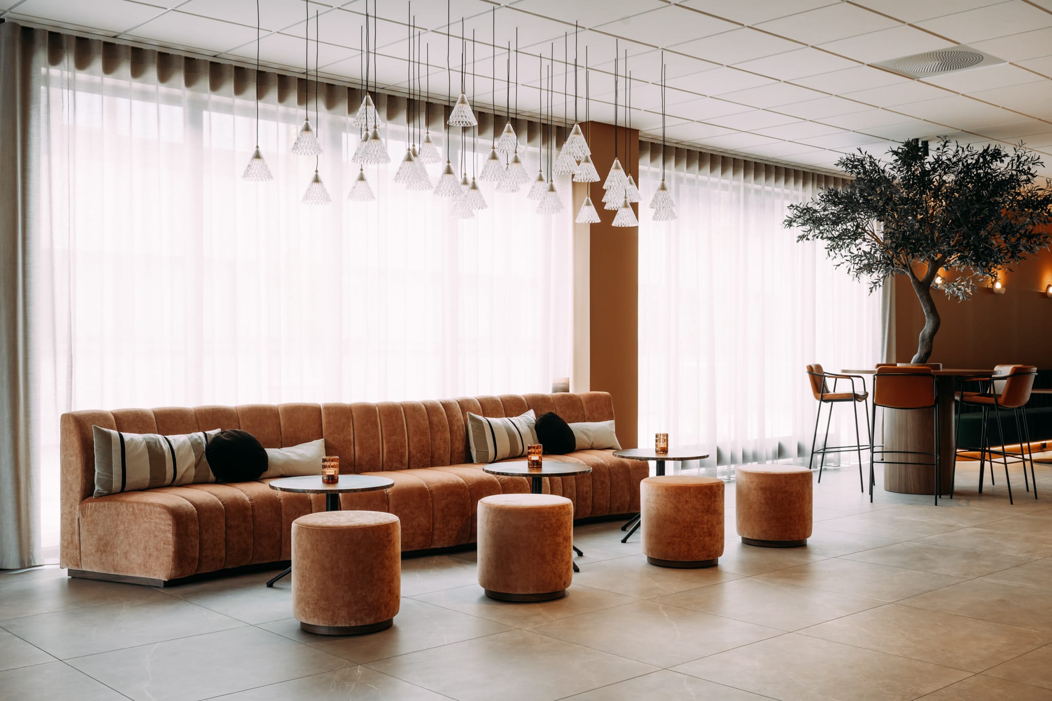 Bø hotell innredning interiør lounge sofa puffer og bord telemark