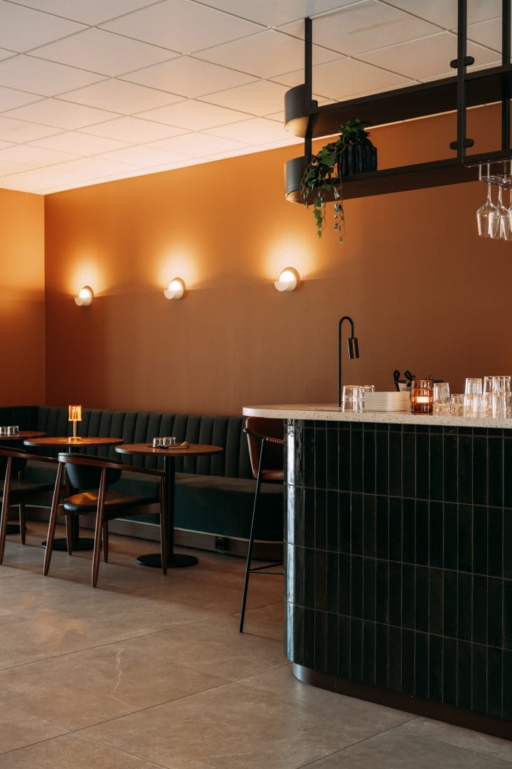 grønne fliser bar med hyllesystem modulsofa og stoler ved restaurant Bø hotell