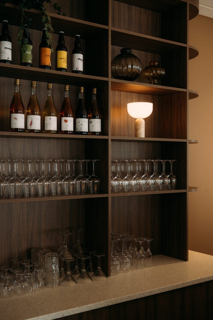 Hyllesystem bak bar ved Bø hotell innredning snekkeri interiør