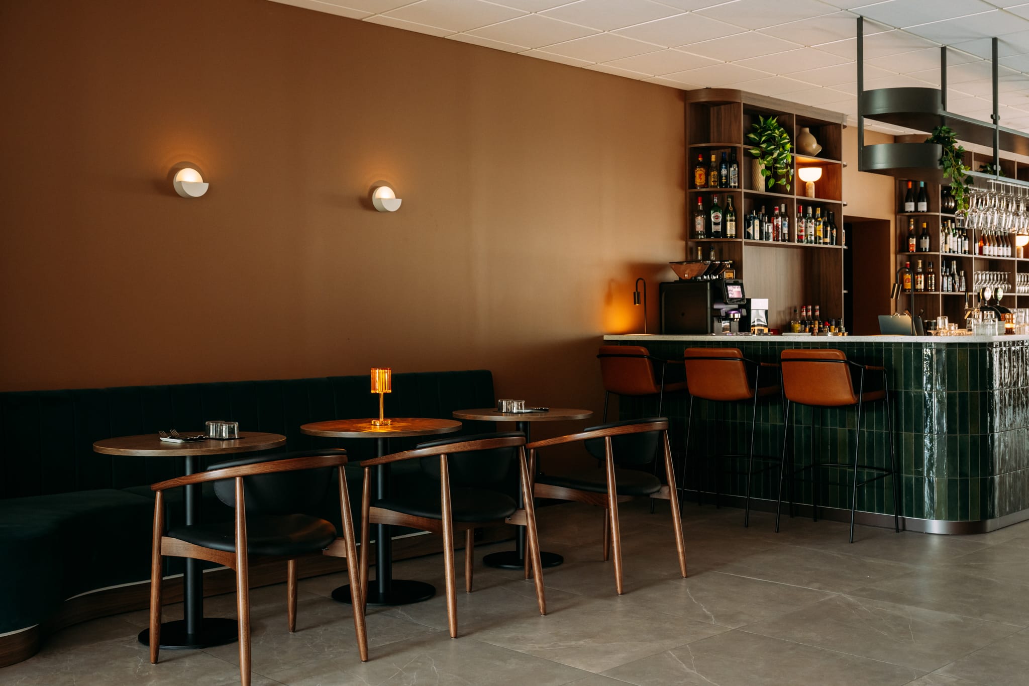 Restaurant bar området ved Bø hotell stoler modulsofa og hyllesystem over baren