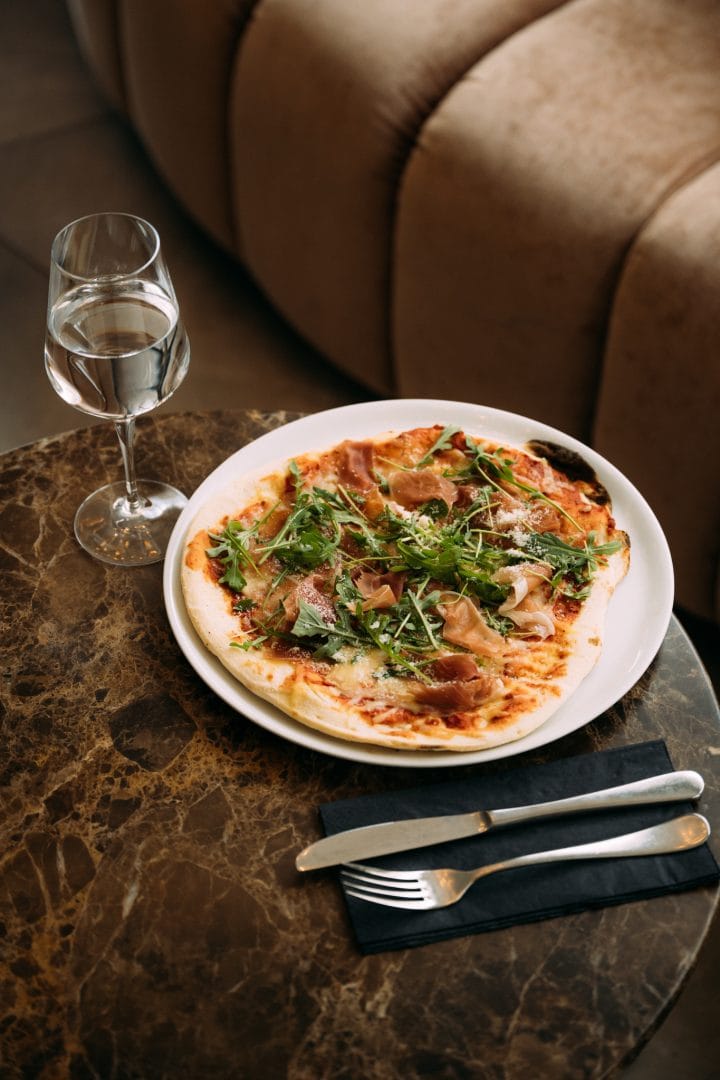 Matbilde fra Bø hotell på bordplate til restaurant og loungesofa