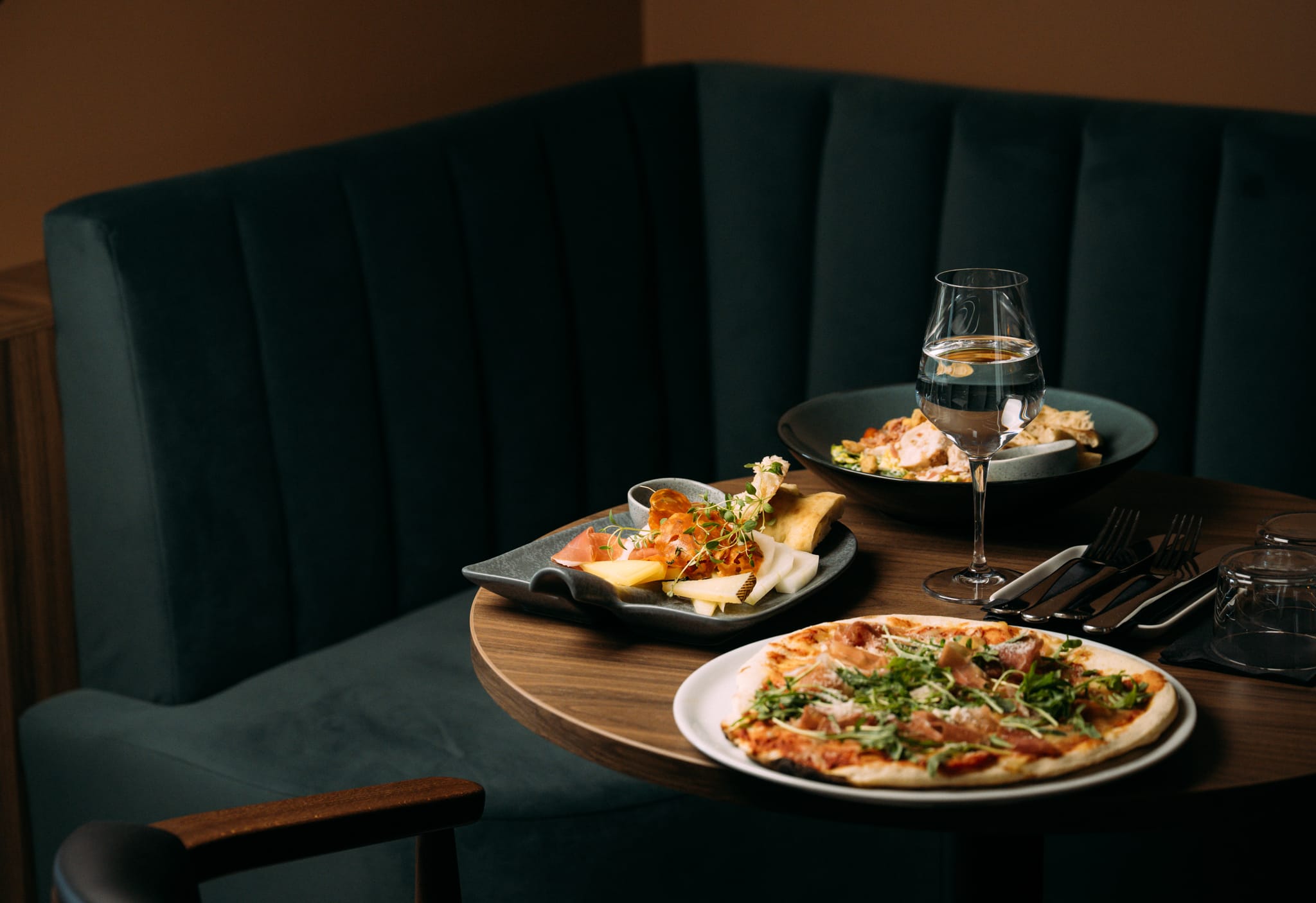 pizza på restaurant bord modulsofa bø hotell interiør møbler innredning