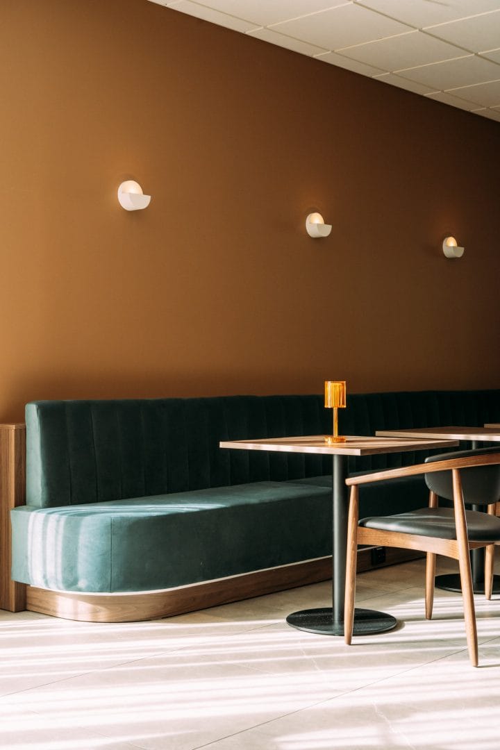 Modulsofa restauran kafe bordunderstell med bordplate og belysning ved bø hotell innredning møbler