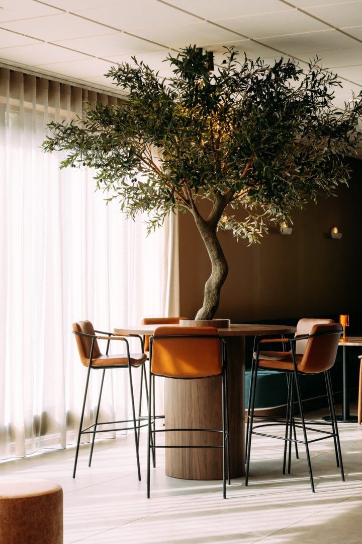 Bar øy med palmetre og barstoler ved restaurant Bø hotell innredning interiør