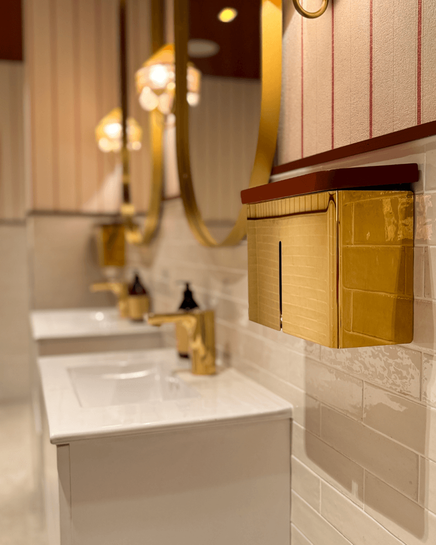 detalj dekor papirdispenser toalett hotell innredning interiør