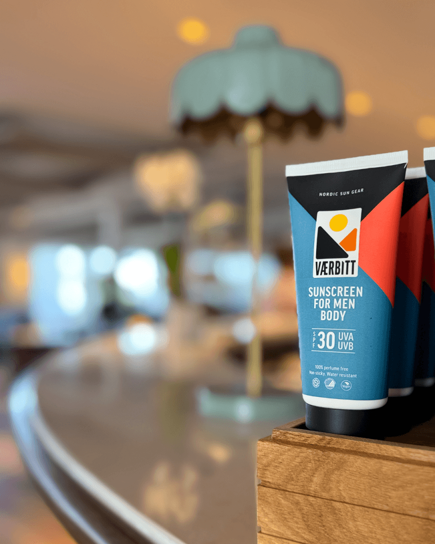 nærbilde av resepsjonsdisk med kant og belysning. solkrem værbitt stående på bordet