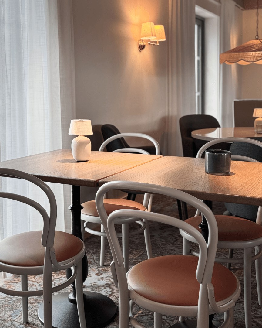 stoler bord restaurantHavna Hotell Tjøme Interiør Utemijø (20)