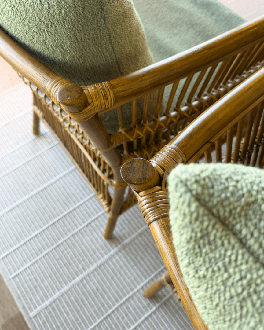 custom made møbler innredning restaurant nærbilde av rotting sofa med puter