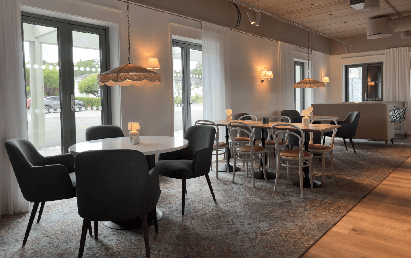 bord stoler restaurant belysning Havna Hotell Tjøme interiør utemiljø liggende (16)