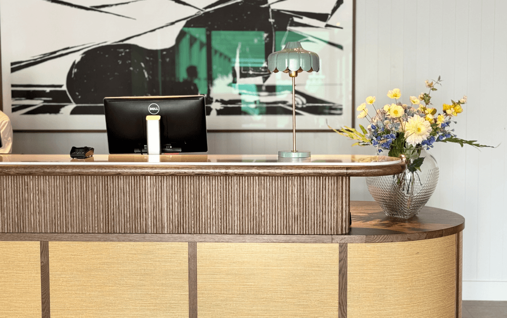 Moderne hotel resepsjon med blomsterdekorasjon