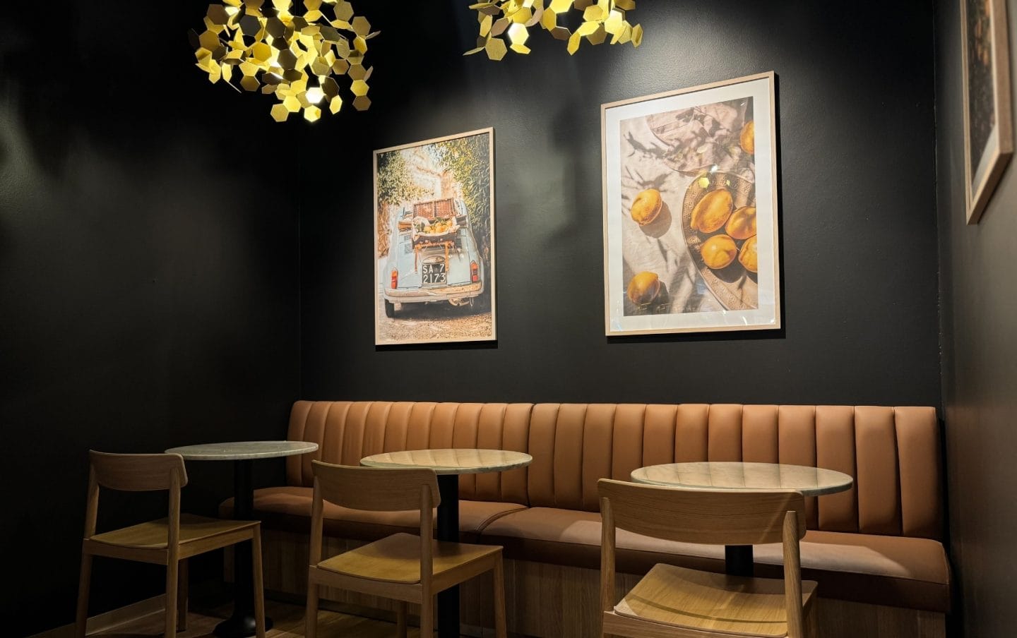 kanel steinovnsbakeri 10 avlukke med modulsofa kafebord og stoler med bilder på veggen