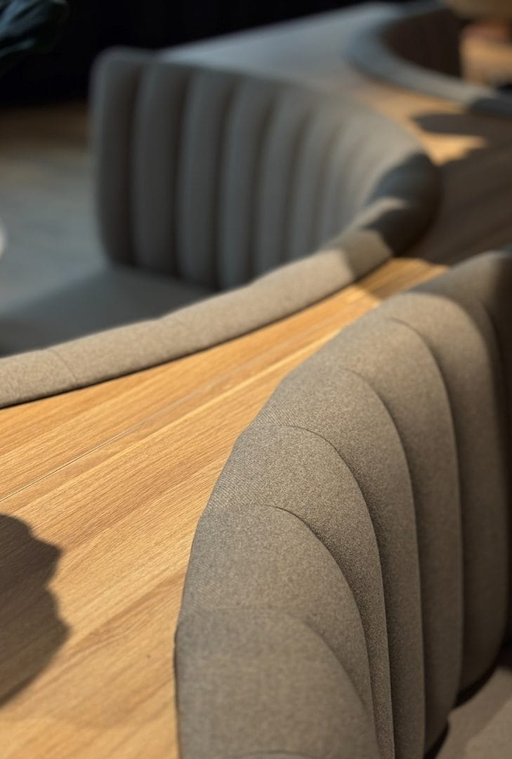 Kanel steinovnsbakeri modulsofa nærbilde buet skreddersøm sofa kafe restaurant