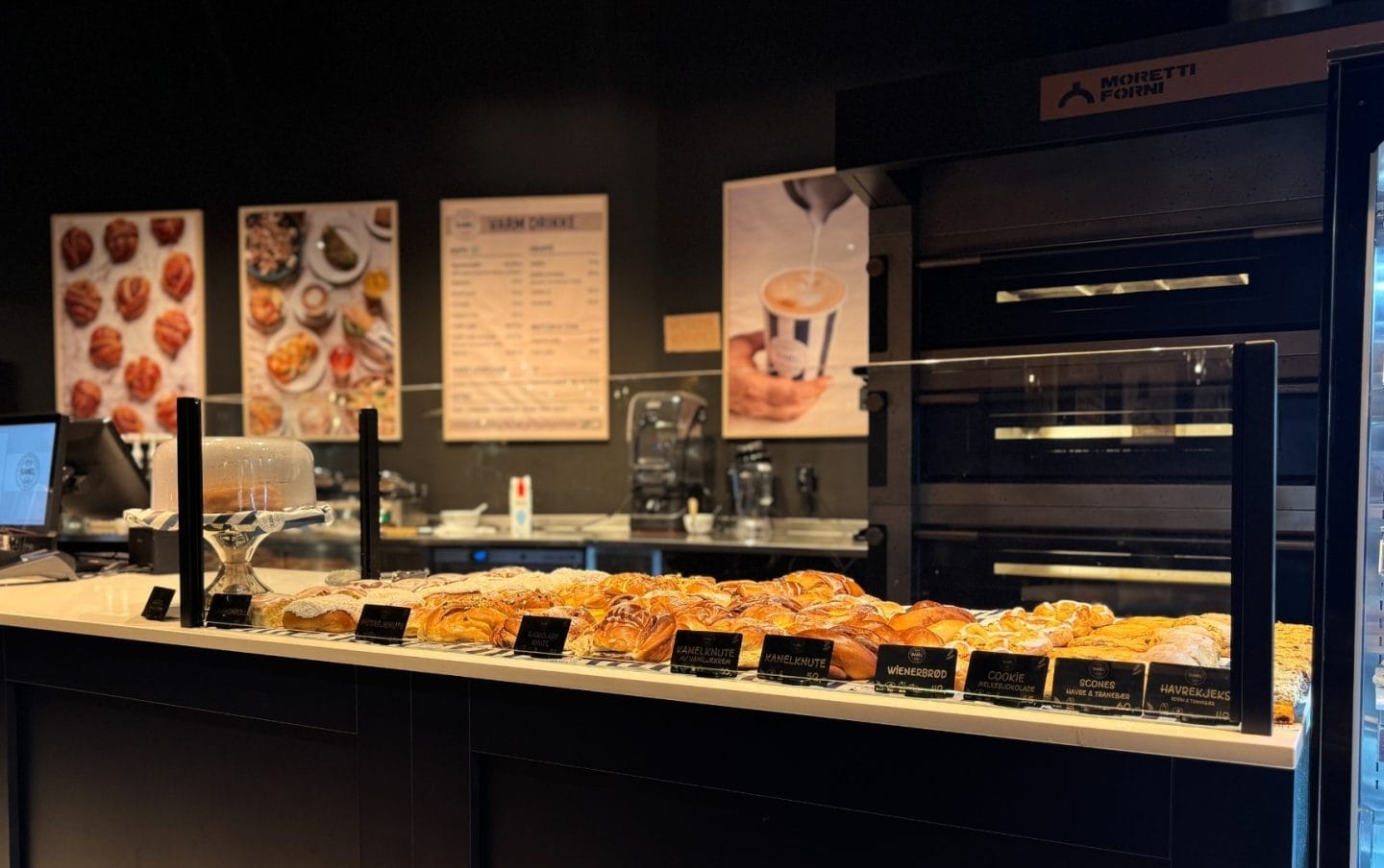 kanel steinovnsbakeri utsalg disk front med eksponeringsdisk på kafe bakeri