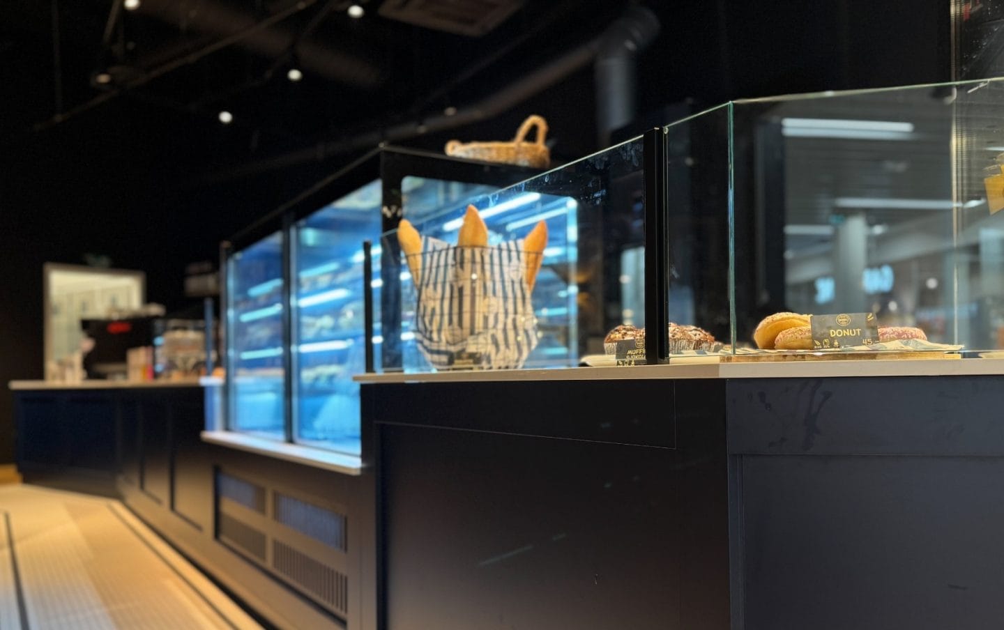 kanel steinovnsbakeri utsalg hjørnet av disk med eksponeringsskap for brus og drikke nyseskjerm kafe cafe