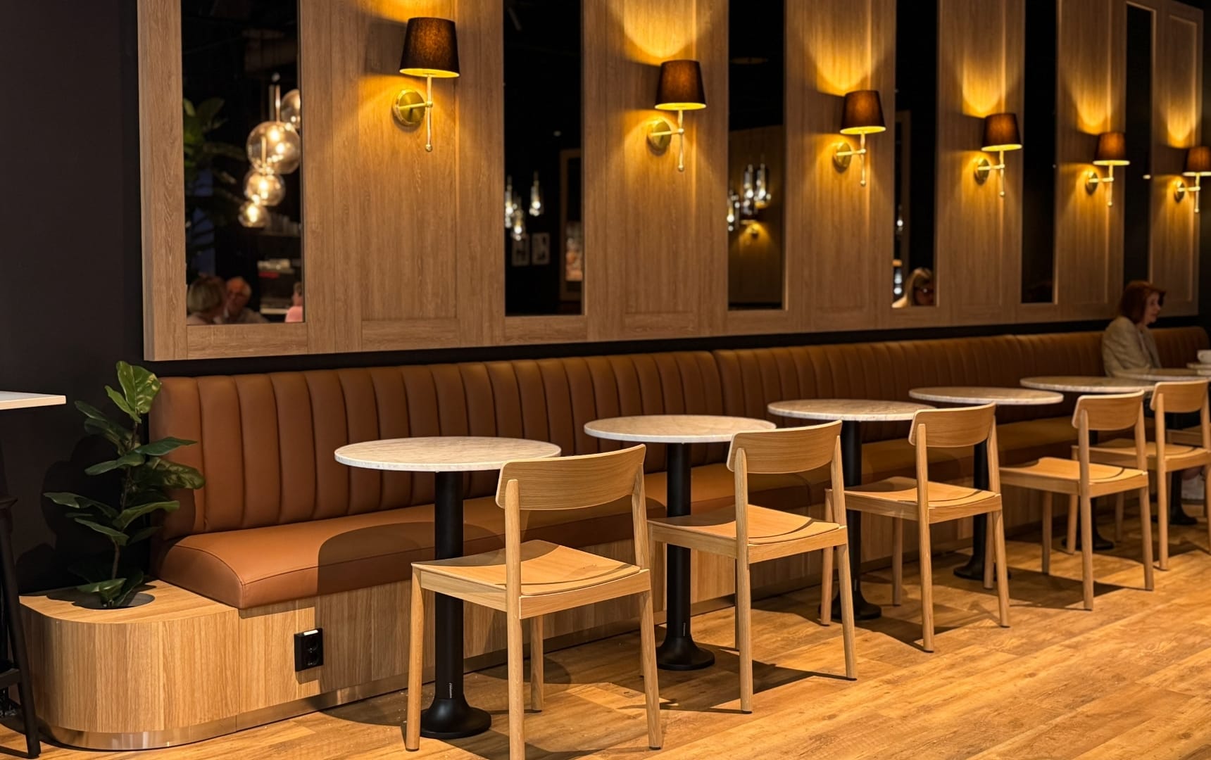 kanel steinovnsbakeri rad med stoler bordplater og kafestoler