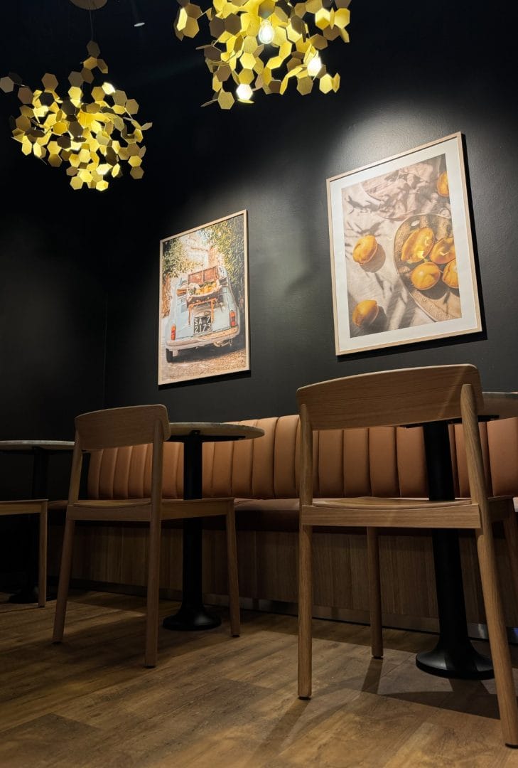 kanel steinovnsbakeri sittegruppe kafe med modulsofa stoler og bord