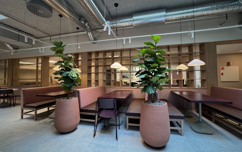 Wernergården innredning interiør og storkjøkken kantine inn mot kjøkken med modulsofa og bord