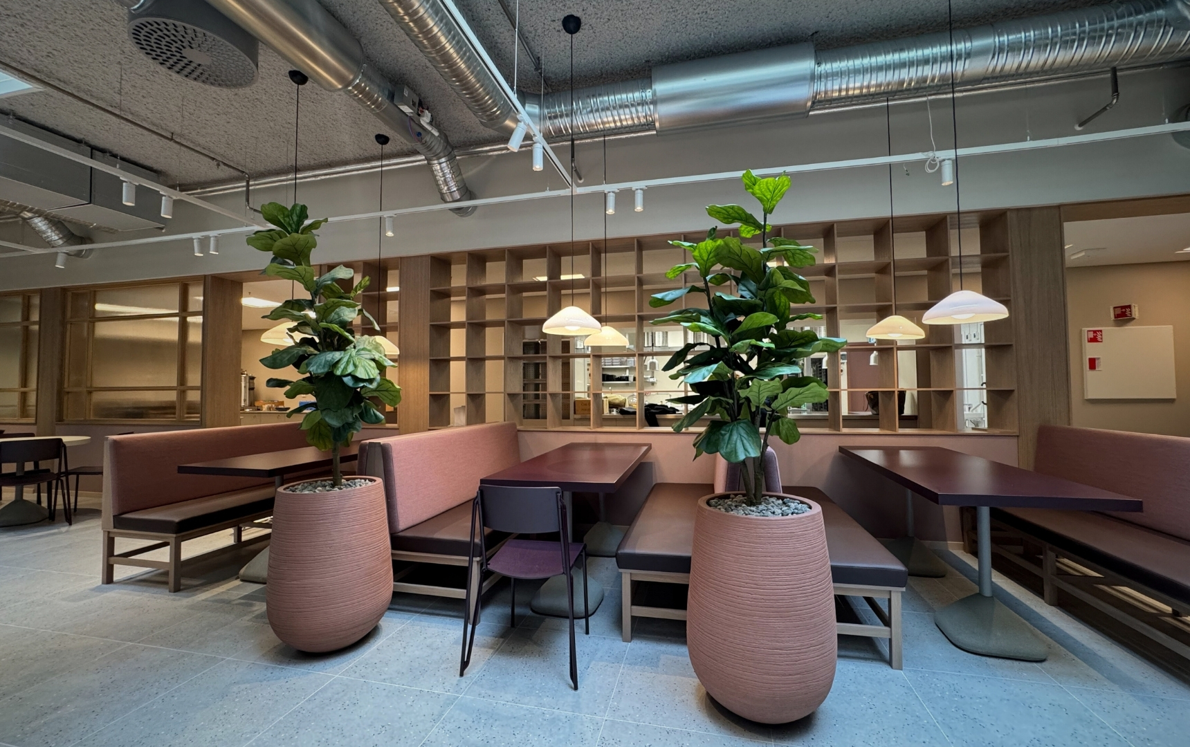 Wernergården innredning interiør og storkjøkken kantine inn mot kjøkken med modulsofa og bord