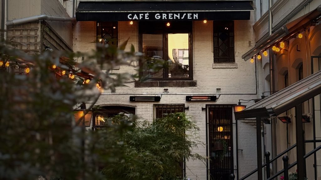 Cafe grensen fasade som bruker moretti pizzaovn til restauranten