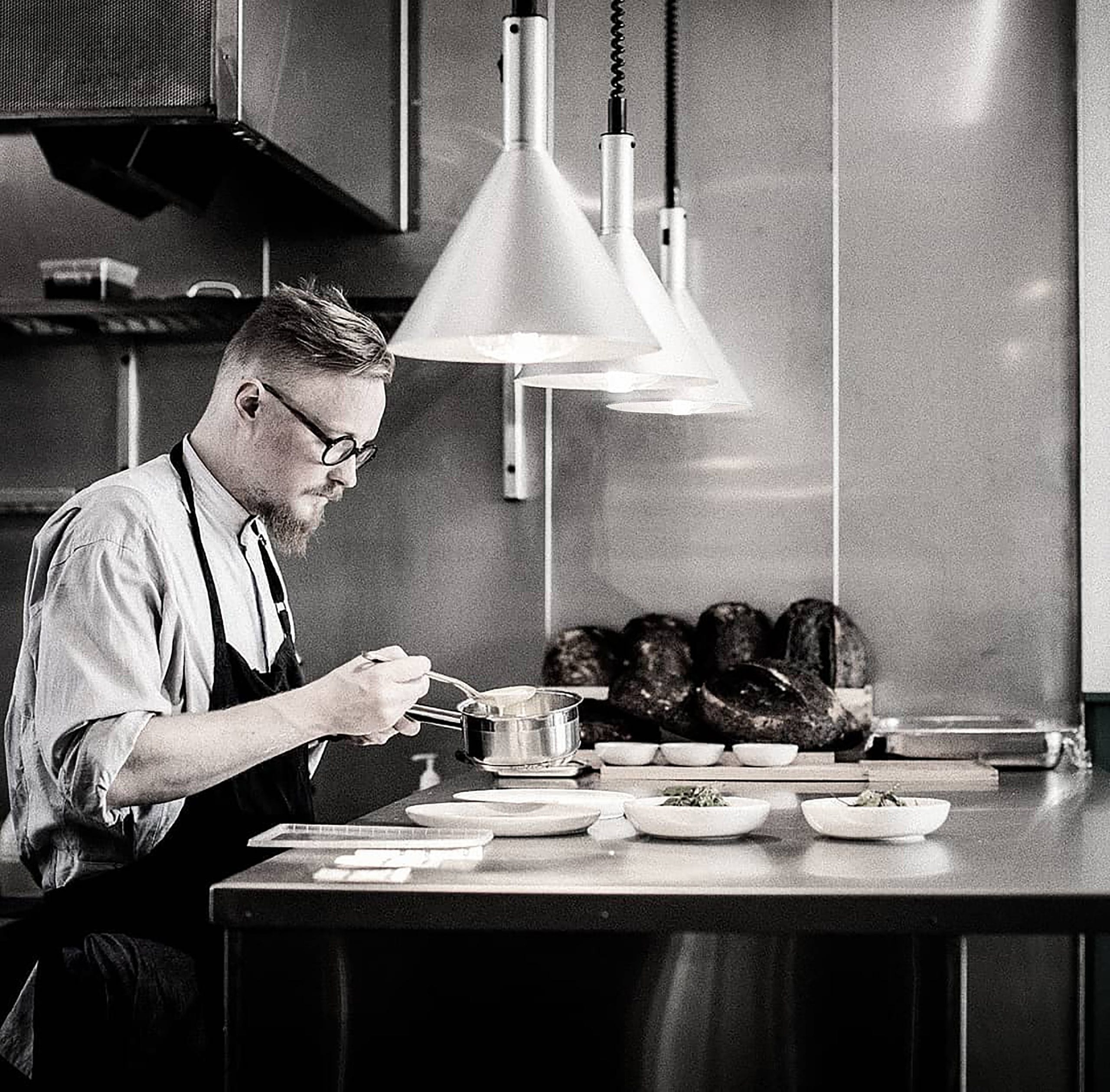 Stayhot Varmelampe Trattoria 1224, justerbar ledning, svart Storkjøkken 2