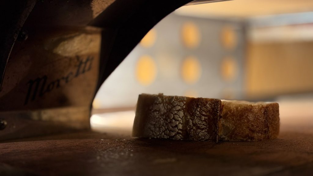 brødskive i pizzaovn restaurant og cafe grensen