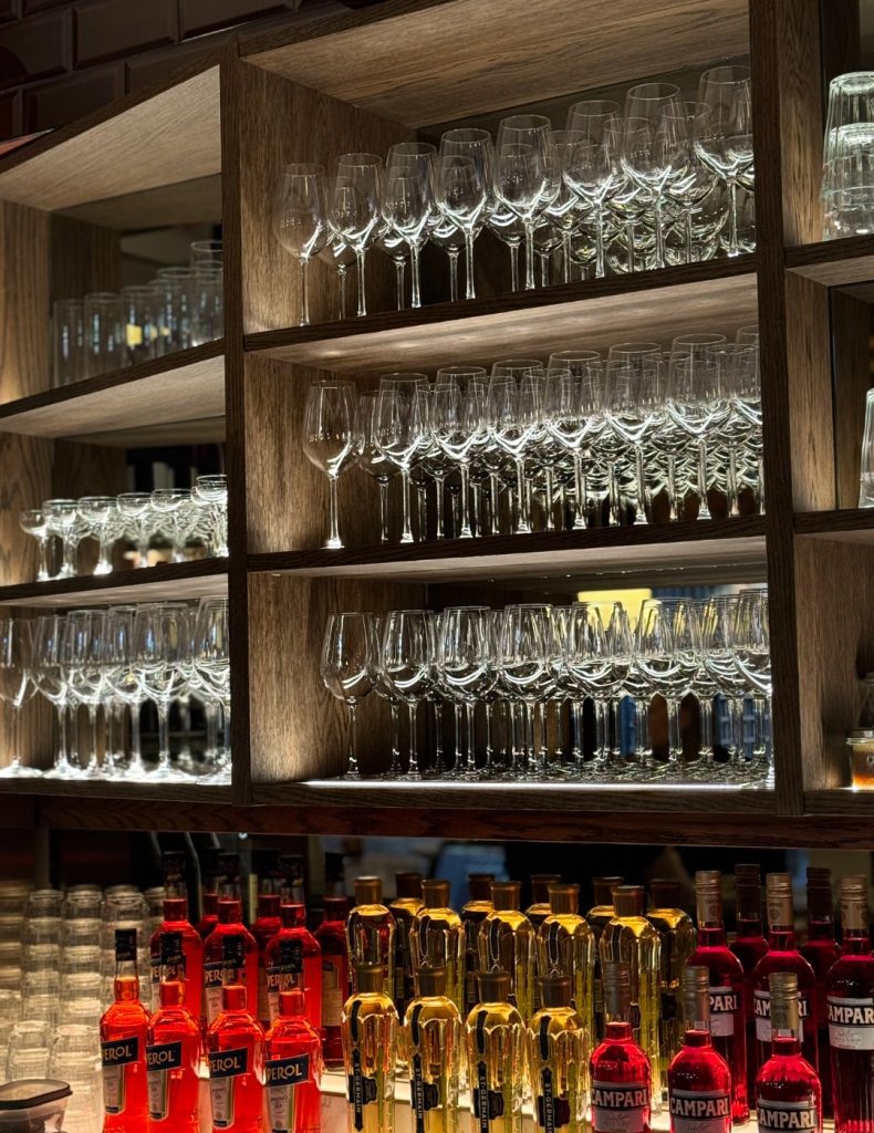 back bar hyller med glass og drikkevarer
