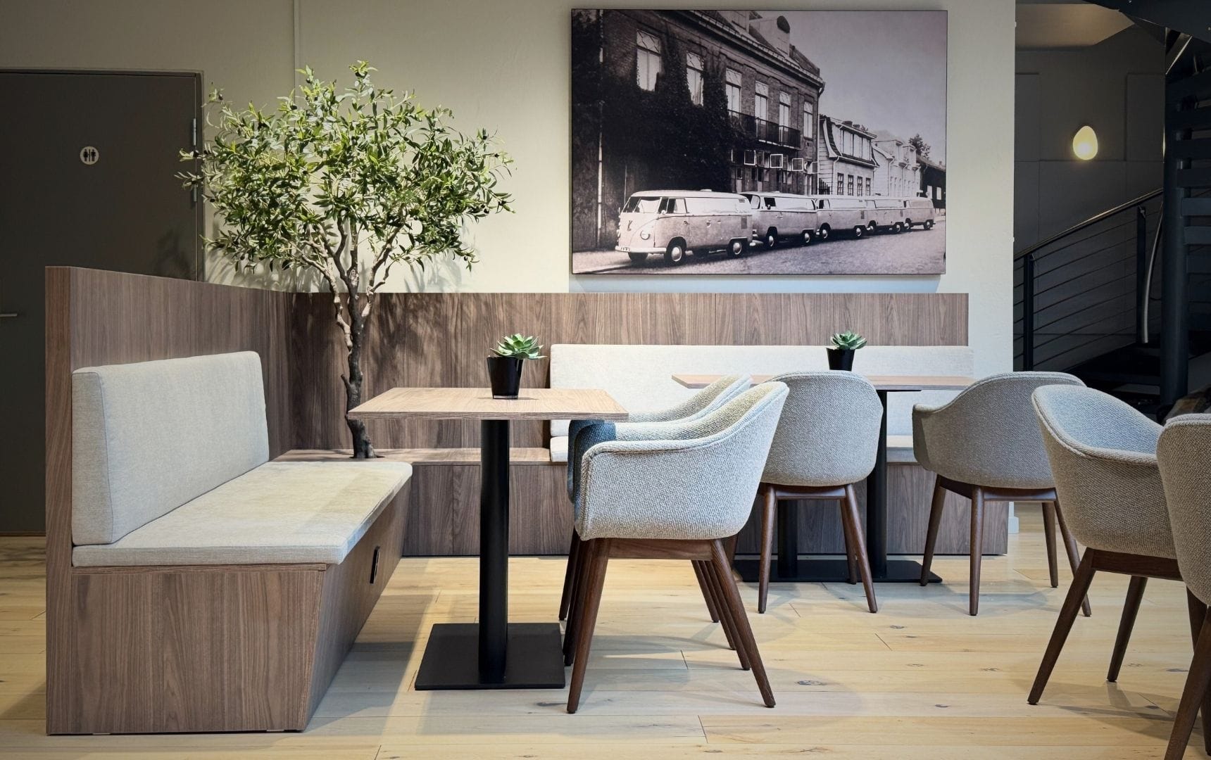 Engenekvartalet liggende snekkeri modulsofa, bordplate med understell og restaurantstol