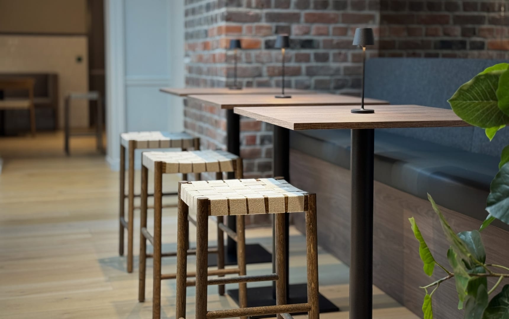 Engenekvartalet midtparti med modulsofa barkrakker og barbord kantine