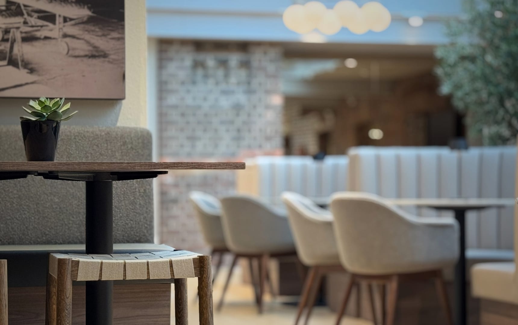 Engenekvartalet barkrakk ved bord og restaurantstoler og modulsofa i bakgrunn