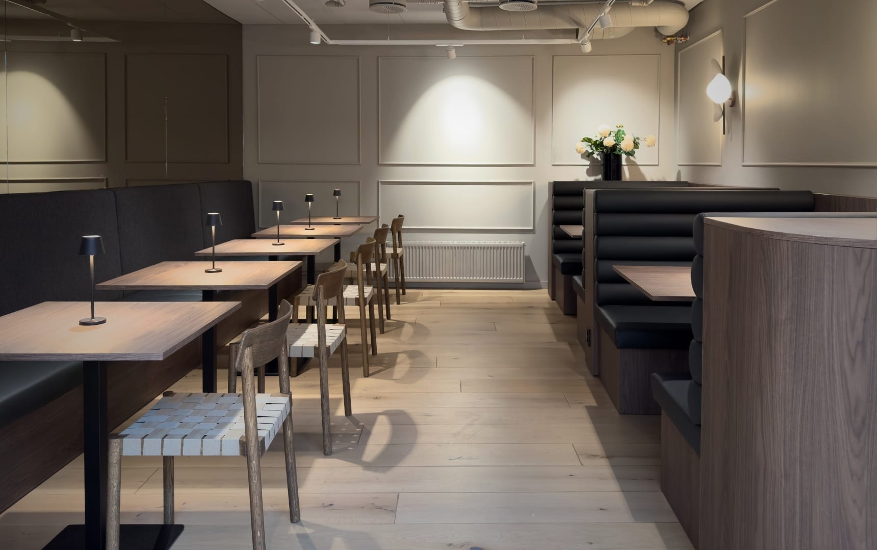 Engenekvartalet inn til siderom med modulsofa restaurantstoler og bord