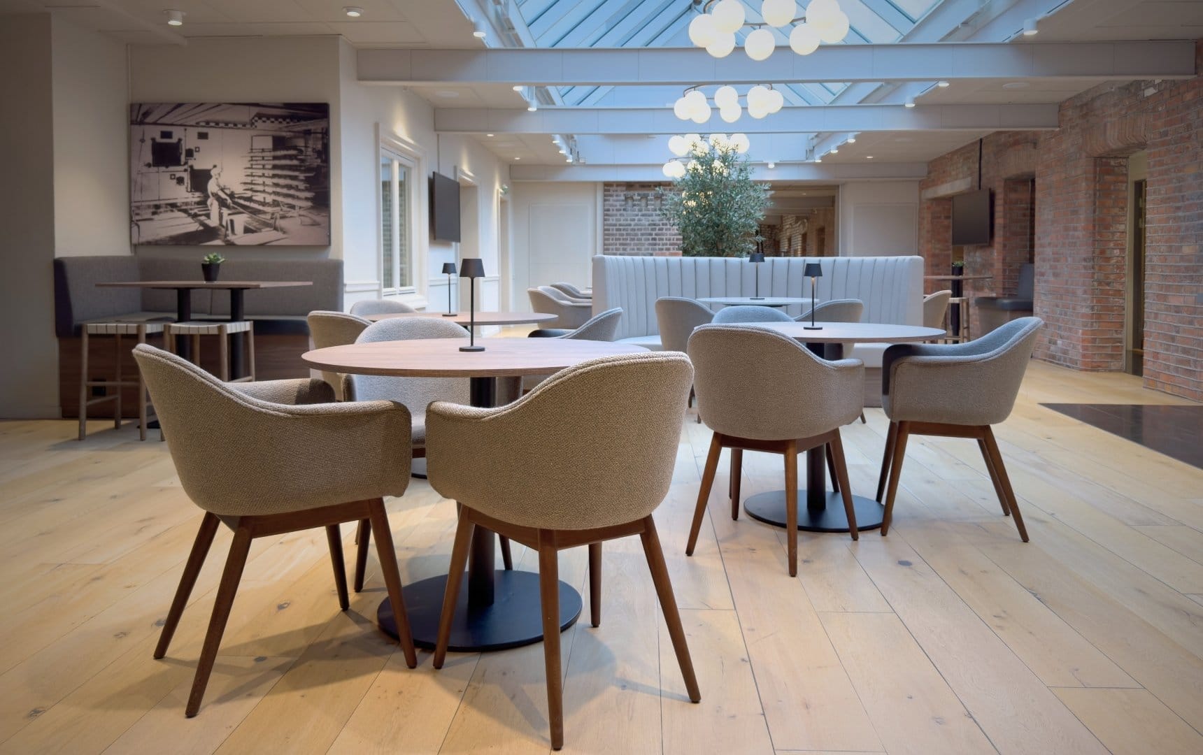 Engenekvartalet kantine stoler bordplater modulsofa