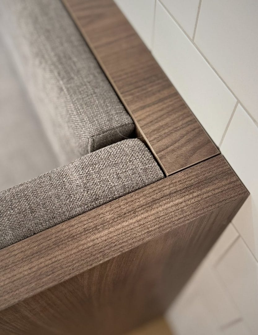 Engenekvartelet nærbilde av rygg modulsofa og puter