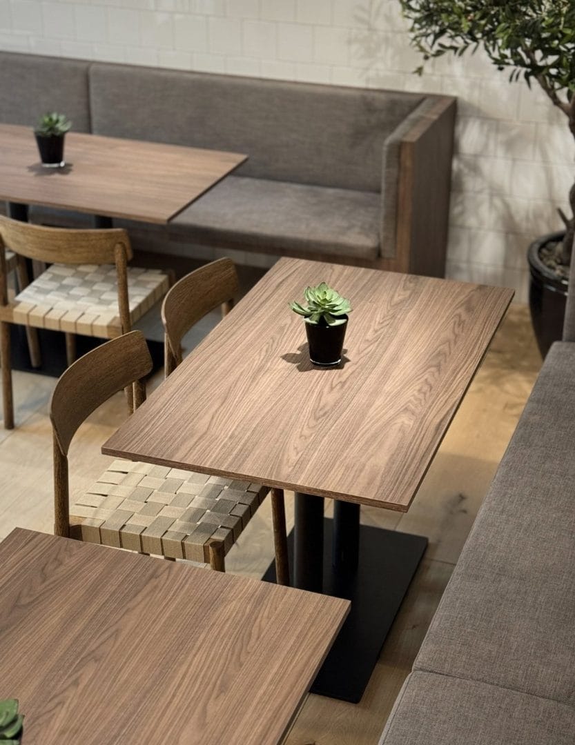 Engenekvartelet oversikt over siderom med bordplater sofa og stoler