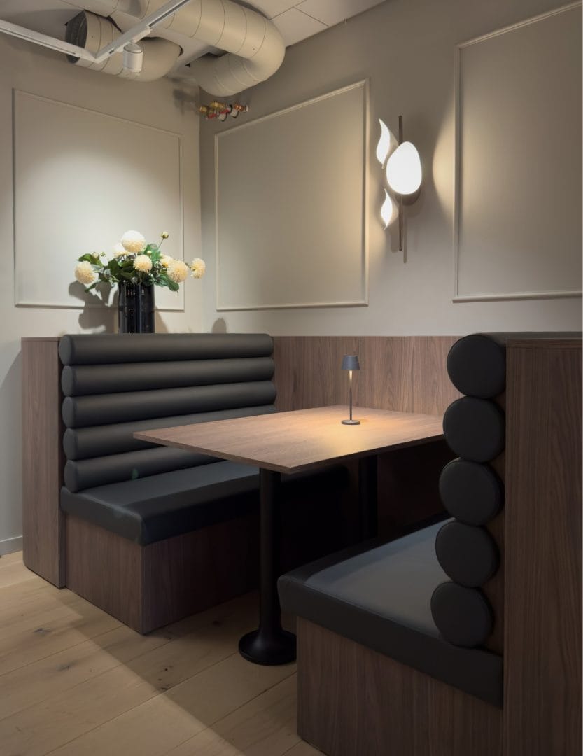 Engenekvartelet nærbilde av avlukke med modulsofa bord og polstring i rygg