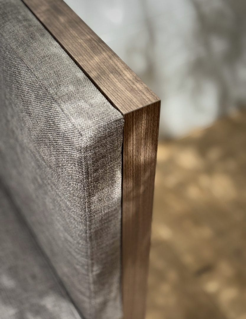 Engenekvartelet nærbilde av skreddersøm modulsofa og treverk